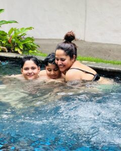 Anasuya Bharadwaj Instagram - Water you doing this Summer? ☀️😘

#WaterfulMornings like these >>>>> 

❤️🧿