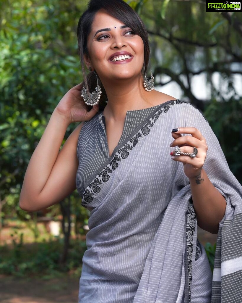 Anasuya Bharadwaj Instagram - Being happy never goes out of style 😊🧿 For #Rangamaartanda #Promotions @sreemukhi.mekala 🤍 PC: @valmikiramuphotography 🥰 Please watch #Rangamaartanda 🙏🏻 in theatres near you from 22nd March 2023 onwards!