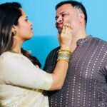 Anasuya Bharadwaj Instagram - So!! These few days have been very eventful!! Been to my Sasural first time after the pandemic.. so almost after 3 years!! Unlike the usual Big Fat loud Bihari wedding (See some raised eyebrows of my Bihari family 🤣) ‘Twas a quite but a really cute Bihari wedding in the family 🥰 packed some beautiful memories.. here’s a li’l insight 👀❤️🧿🤗 Lo Simpy! Tumhare fav South Indian gaane pe hi ye reel 🫶🏻😘 Also read : बुरी नज़र वॉले तेरा मू काला पीला और जो भी होसके सारे कलर वाला 😂🫢👺🎃👊🏻