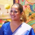 Anasuya Bharadwaj Instagram - Nizamabad.. dil ki baat .. Kirrraak meeranta!! ❤️ For @aakruti_shoppingmall ‘s Master weavers’ Mega display and New collections’ Launch!! @aakruti_shoppingmall 🥻 @aarni_by_shravani 👑 @makeupbysiva 💄 @telusivakrishna 👱🏻‍♀️ @sreemukhi.mekala💫 @dreamviewfilms 🎥 @kalyansunkara 🧑🏻‍💼 @umediaentartainments ⭐️