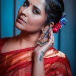 Anasuya Bharadwaj Instagram - Because perception is reality🫰🏻🌸🌺🌼 @lorifinejewellery 👑 @makeupbysiva 💄 @telusivakrishna 🌹 @rishi_chowdary 💫 @rkphotographyvizag 📸 @kalyansunkara 🧑🏻‍💼 @umediaentartainments 📒