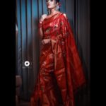Anasuya Bharadwaj Instagram - Because perception is reality🫰🏻🌸🌺🌼 @lorifinejewellery 👑 @makeupbysiva 💄 @telusivakrishna 🌹 @rishi_chowdary 💫 @rkphotographyvizag 📸 @kalyansunkara 🧑🏻‍💼 @umediaentartainments 📒