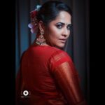 Anasuya Bharadwaj Instagram - Because perception is reality🫰🏻🌸🌺🌼 @lorifinejewellery 👑 @makeupbysiva 💄 @telusivakrishna 🌹 @rishi_chowdary 💫 @rkphotographyvizag 📸 @kalyansunkara 🧑🏻‍💼 @umediaentartainments 📒