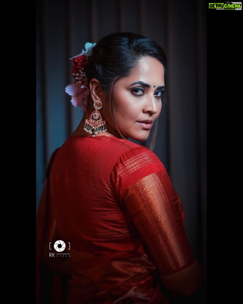 Anasuya Bharadwaj Instagram - Because perception is reality🫰🏻🌸🌺🌼 @lorifinejewellery 👑 @makeupbysiva 💄 @telusivakrishna 🌹 @rishi_chowdary 💫 @rkphotographyvizag 📸 @kalyansunkara 🧑🏻‍💼 @umediaentartainments 📒