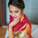 Anasuya Bharadwaj Instagram - Baby girl.. The magic is in you.. not in the way they see you 🪄 For @lucky_shopping_mall_ ‘s Grand Launch! #Peddapuram ❤️ @lucky_shopping_mall_ 🥻 @lorifinejewellery 👑 @makeupbysiva 💄 @telusivakrishna 🌸 @rishi_chowdary 💫 @moulichoudari 📸 @kalyansunkara 🧑🏻‍💼