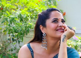 Anasuya Bharadwaj Instagram - 2023 Goal: 👉🏻No Toxic People 👉🏻Good Health 👉🏻More money 👉🏻Peace of mind ! #SelfCareMatters For an opening in #Srikalahasti 🔱🙏🏻 @studiobustle ❤️ @bcos_its_silver ✨🪩