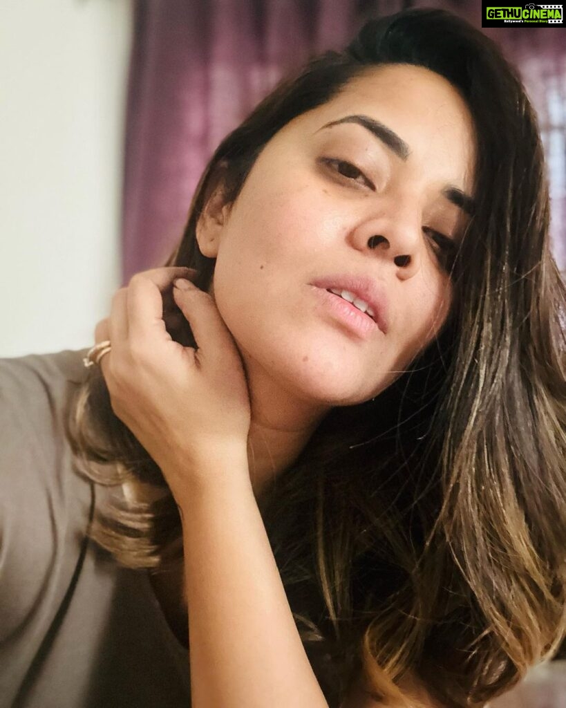 Anasuya Bharadwaj Instagram - Nobody : Almost 2 days more for this year to end.. So.. what’s the plan?? 😄 Me: Will live my life unfiltered just like these pictures.. just like always 😎 #MayBeTheLastPostOftheYear #Goodbye2022 #WonTcomeBack #Time #MakeItWorthy ❤️