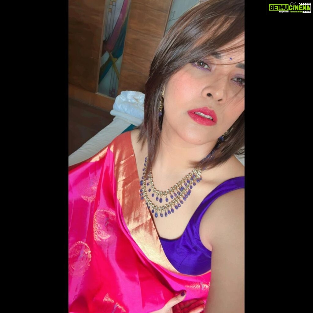 Anasuya Bharadwaj Instagram - Mirror: You look amazing today! My Selfie Camera: *click* *click* *click* *click* 😁 #JustABthings 😜