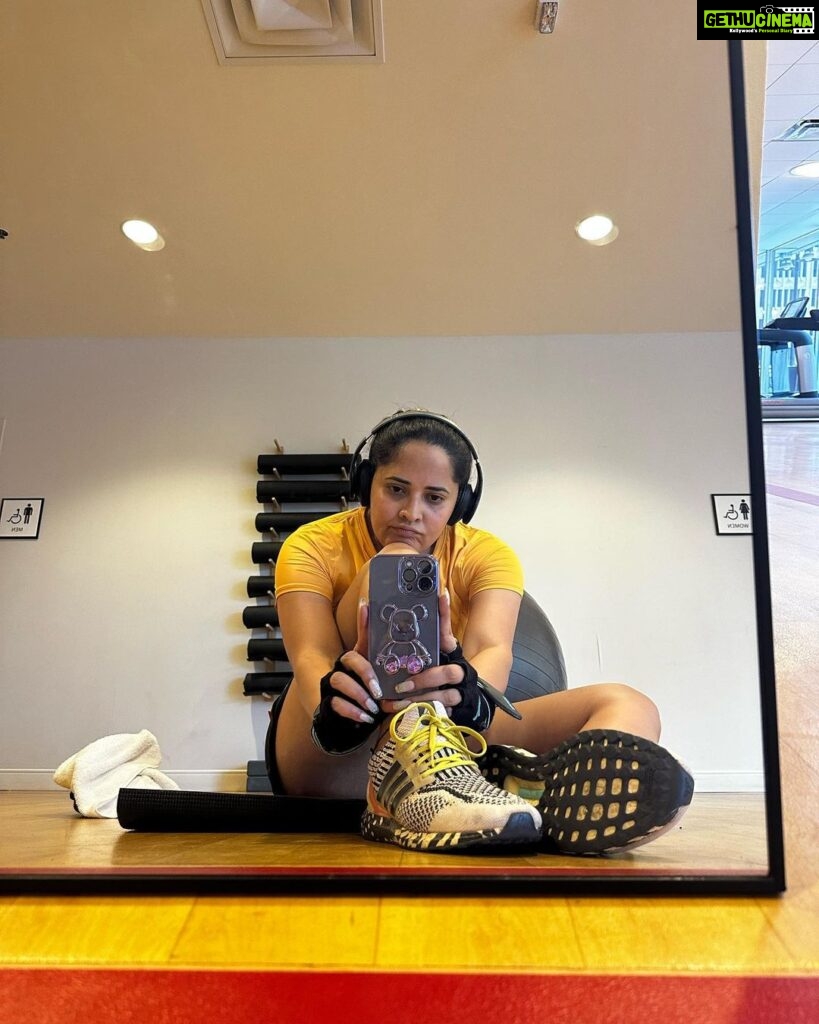 Anasuya Bharadwaj Instagram - Motivation is what gets you started.. Habit is what keeps you going.. I am glad I have reached at that place where working out has become a habit.. 🧿 Here I am post workout right after a 14 hour long flight.. fighting a messed up sleep cycle 💪🏻 #FocusOnSelfImprovement #ItsNeverTooLate #YouCanDoIt