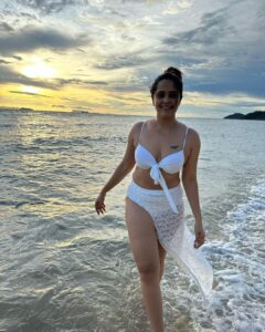 Anasuya Bharadwaj Instagram - As we reach the middle of June.. I don’t want the gram to miss some moments captured unfiltered.. totally glowing from the nature and from within me 🥰..from one of my most memorable trips this year so far 🌊🧜🏻‍♀️💙

PC: My very talented man @susank.bharadwaj 😘