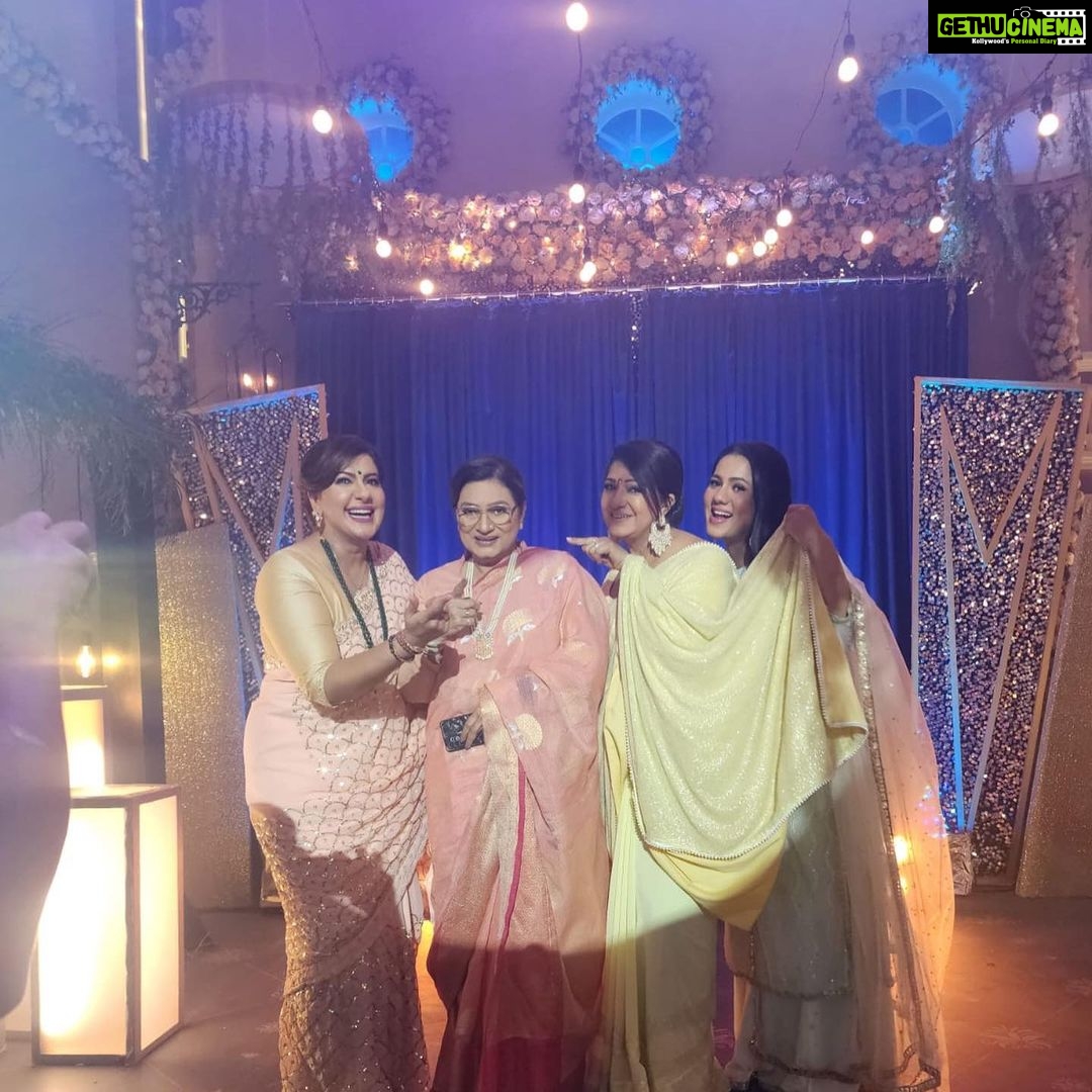 Anisha Hinduja Instagram - "Madness runs in the family, but at least we have each other to keep the insanity going! ๐๐จโ๐ฉโ๐งโ๐ฆ #MadFamily #CrazyCrew #FamilyLove" The luthra ladies are back ๐คฉ #kundalibhagya By the way ๐ง๐งdid you miss me ????????