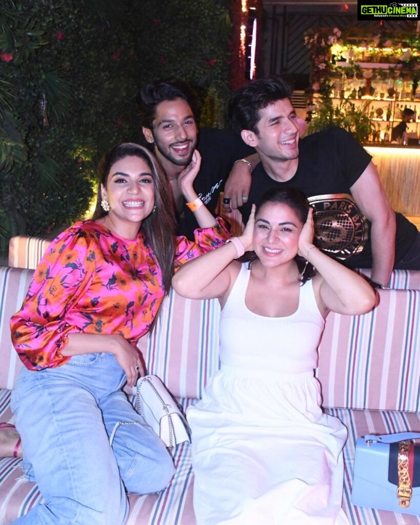 Anjum Fakih Instagram - Fakih’s Send-Off Dinner Last Night! I’m so thrilled for you @nzoomfakih , no doubt you’ll shine so brightly there (At Khatron Ke Khiladi)!! Remember , your wackiness is what makes you truly special.. so keep that alive and everyone will be compelled to fall in love with you just as I have ❤️. And to the NEW BOYS, Congratulations! You made it to our core group. 😂 #FantasticFour ❤️ #KBGang #KundaliBhagya #PreetaSrishti @roofberriesbandra Pr. @maverick.communication01