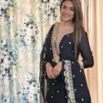 Anjum Fakih Instagram - Is Eid ke mauke par mere chahnewalo ke liye ek chota sa Nazrana… #eidulfitrmubarak #Eid2023 #Eidmubarak #AnjumFakih ❤️❤️❤️
