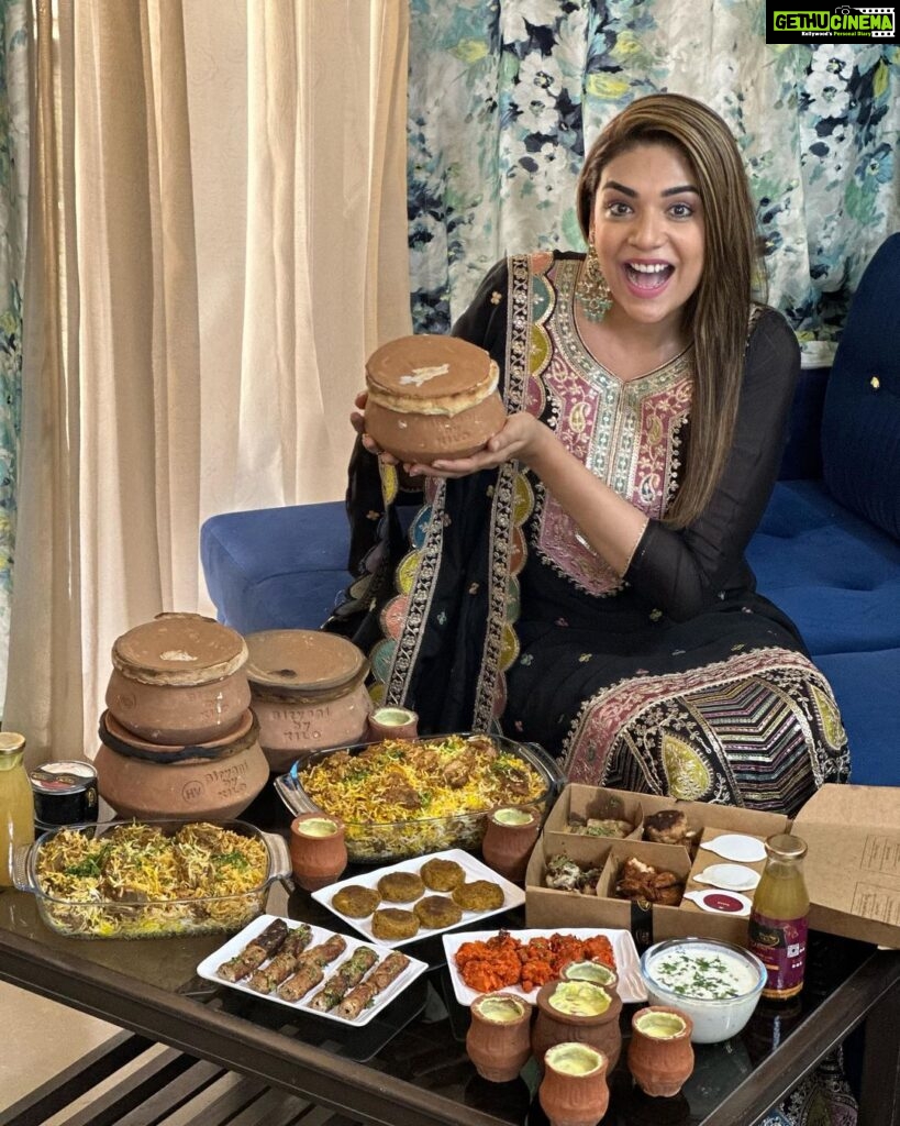 Anjum Fakih Instagram - Festive moments call for special family moments, and when its Eid, the festivities have to be extra special. To make this Eid extra eventful and Dumdaar with my family, I have decided to surprise them with an appetising spread from @biryanibykilo. Their mouth watering range, from the Dum Handi Biryanis to the kebab and curries will be the perfect addition to this once in a year celebration. Hence, my recommendation this Eid will definitely be to order the flavourful feast from @biryanibykilo and enjoy your family time. Toh iss Eid, family time fursat se celebrate karo. Eid Mubarak! #BBK #BBKIftarCombos #Ramazan2023 #RamazanSpecial #EidMubarak #Eid #FursatwalaYum #RamazanMenu #IftarCombos #BiryaniByKilo
