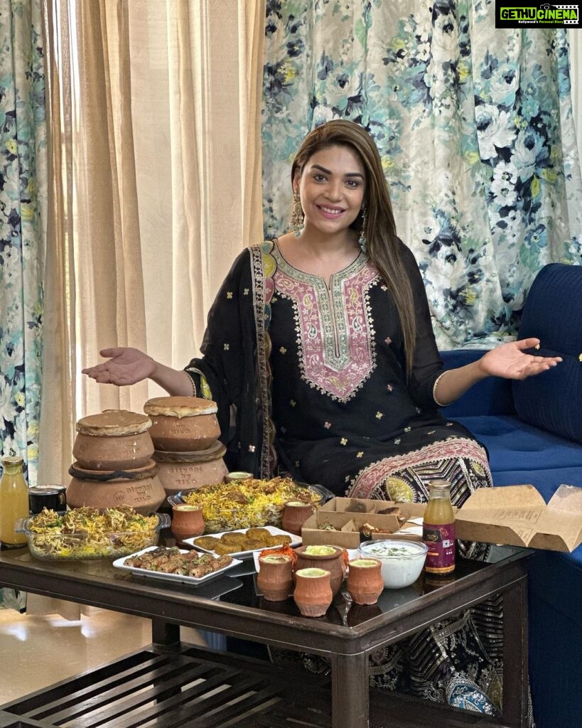 Anjum Fakih Instagram - Festive moments call for special family moments, and when its Eid, the festivities have to be extra special. To make this Eid extra eventful and Dumdaar with my family, I have decided to surprise them with an appetising spread from @biryanibykilo. Their mouth watering range, from the Dum Handi Biryanis to the kebab and curries will be the perfect addition to this once in a year celebration. Hence, my recommendation this Eid will definitely be to order the flavourful feast from @biryanibykilo and enjoy your family time. Toh iss Eid, family time fursat se celebrate karo. Eid Mubarak! #BBK #BBKIftarCombos #Ramazan2023 #RamazanSpecial #EidMubarak #Eid #FursatwalaYum #RamazanMenu #IftarCombos #BiryaniByKilo