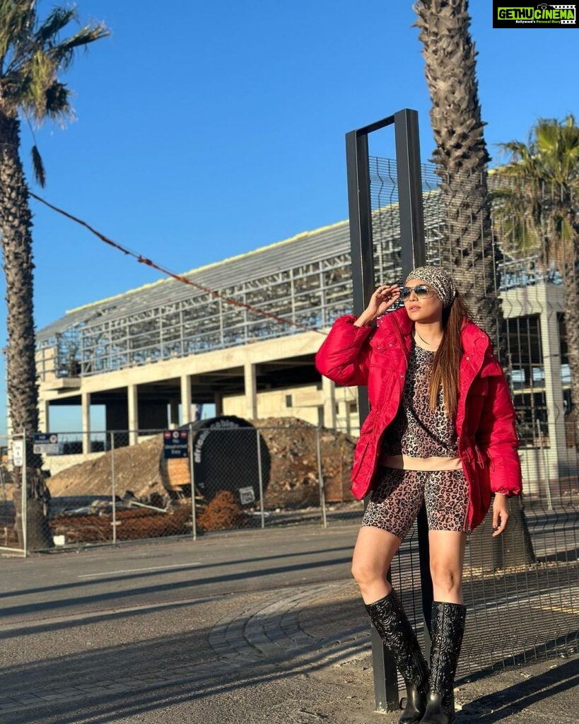 Anjum Fakih Instagram - Travelled many countries Enjoyed mountains & beachy sands… But none were so ecstatic and euphoric… You will know what I mean When you will touch the African land… . . . #southafrica #capetown #westerncape #khatronkekhiladi13 #kkk13 #kkk #fearfactor #anjumfakih @colorstv Cape Town, Western Cape