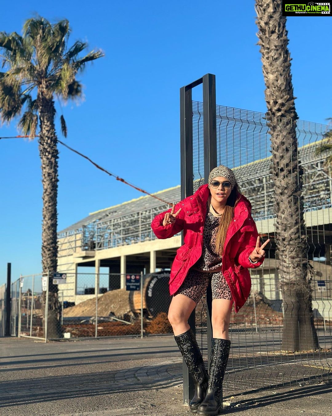 Anjum Fakih Instagram - Travelled many countries Enjoyed mountains & beachy sands… But none were so ecstatic and euphoric… You will know what I mean When you will touch the African land… . . . #southafrica #capetown #westerncape #khatronkekhiladi13 #kkk13 #kkk #fearfactor #anjumfakih @colorstv Cape Town, Western Cape