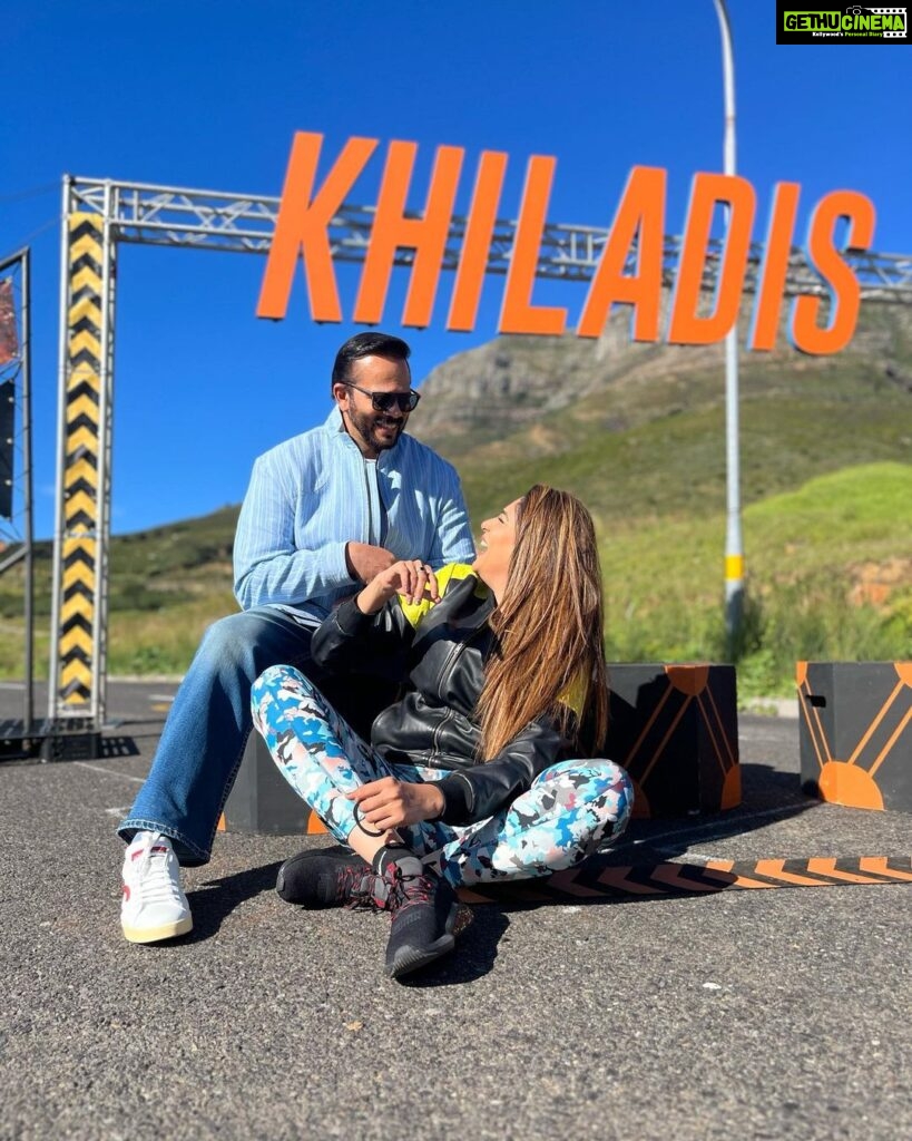 Anjum Fakih Instagram - When fake candids turned into a real laugh riot… all cuz the boss himself mimics you to the T… with the one and only @itsrohitshetty ❤️❤️❤️ #khatronkekhiladi13 #kkk #fearfactor #anjumfakih #rohitshetty @colorstv Cape Town, South Africa