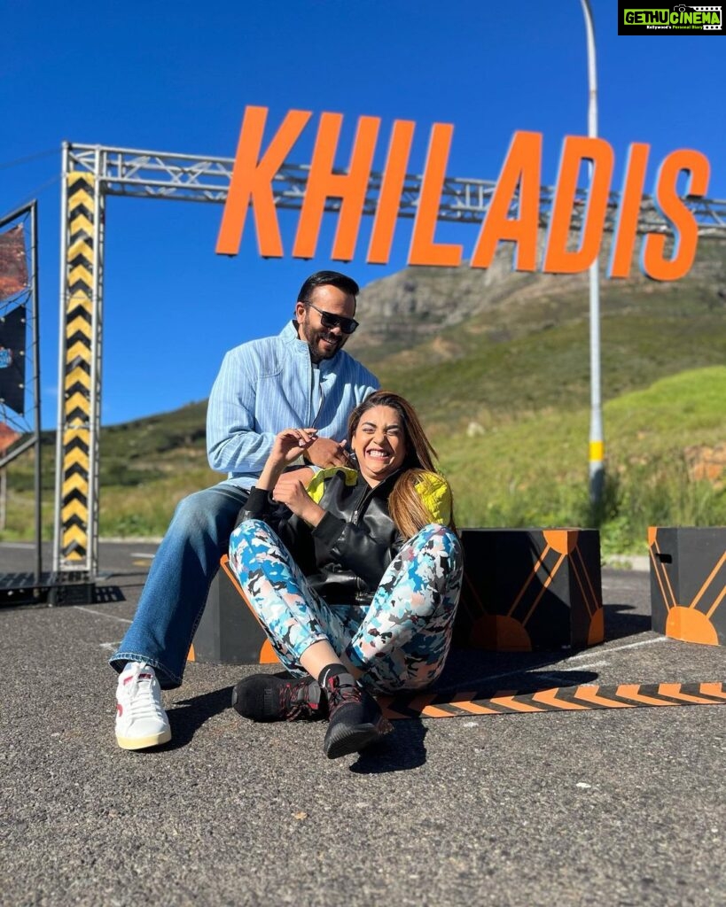 Anjum Fakih Instagram - When fake candids turned into a real laugh riot… all cuz the boss himself mimics you to the T… with the one and only @itsrohitshetty ❤️❤️❤️ #khatronkekhiladi13 #kkk #fearfactor #anjumfakih #rohitshetty @colorstv Cape Town, South Africa