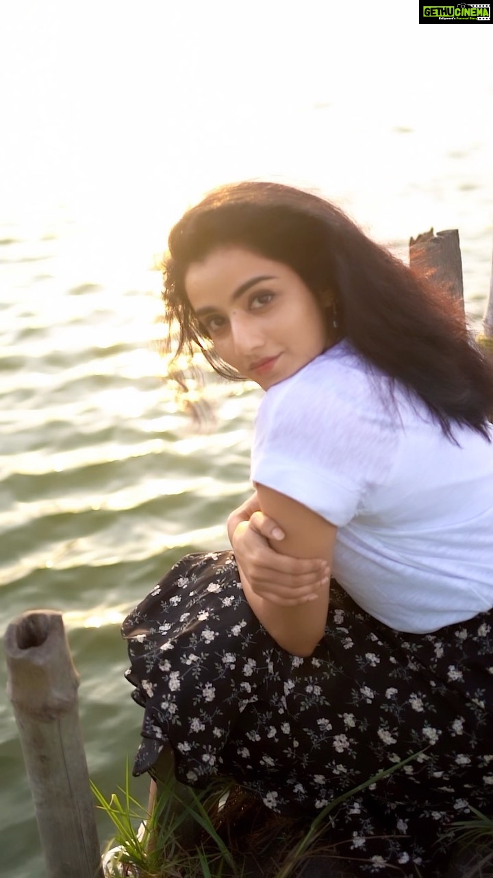 Ann Sheetal Instagram - Add a Glow in every moment 🥰✨ . ●DO NOT REPOST WITHOUT PERMISSION ● . . #🙏 #positive #wander #moment #moments #wanderlust #reels #reelsinstagram #instgram #instagood #snapshots #goldenhour #golden #happy #chill #vibes #🥰 #✨ #sony #sonyalpha