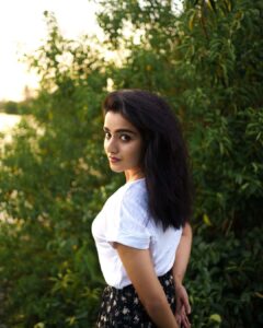 Ann Sheetal Instagram - That hour of the day, loving it 🥰 ♥️ 
.
p.c @__finni__ 
.
.
.
#🙏 #goldenhour #goldenhourphotography #alpha #sony #sonyalpha #portrait #mood #feels #emotions #free #quotes #happy #instagood #dainty #candid #candidphotography