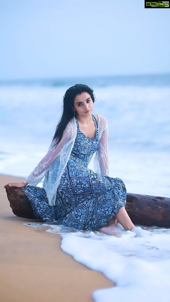 Ann Sheetal Instagram - Waves of happiness 🦋 . ● DO NOT REPOST WITHOUT PERMISSION ● . . VC @ameensabil . . . #🙏 #🌅 #beach #beachvibes #🥰 #reels #nature #world #trending #wander #quotes #happy #vibes #beachlife #beachgirl
