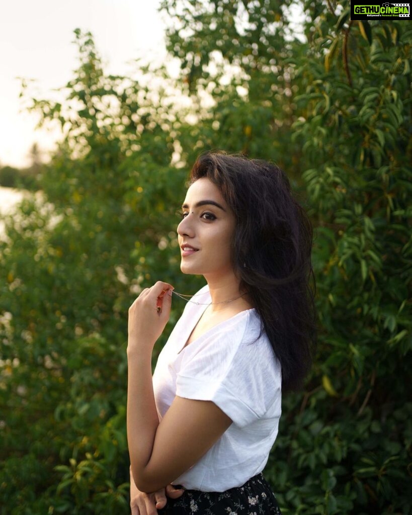 Ann Sheetal Instagram - That hour of the day, loving it 🥰 ♥️ . p.c @__finni__ . . . #🙏 #goldenhour #goldenhourphotography #alpha #sony #sonyalpha #portrait #mood #feels #emotions #free #quotes #happy #instagood #dainty #candid #candidphotography