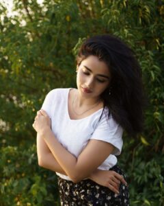Ann Sheetal Instagram - That hour of the day, loving it 🥰 ♥️ 
.
p.c @__finni__ 
.
.
.
#🙏 #goldenhour #goldenhourphotography #alpha #sony #sonyalpha #portrait #mood #feels #emotions #free #quotes #happy #instagood #dainty #candid #candidphotography