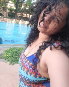 Anuya Bhagvath Instagram - 𝚆𝚊𝚝𝚎𝚛 𝚋𝚊𝚋𝚢! #𝚊𝚗𝚞𝚢𝚊 #𝚜𝚠𝚒𝚖𝚖𝚒𝚗𝚐𝚙𝚘𝚘𝚕 #𝚌𝚞𝚛𝚕𝚢𝚑𝚊𝚒𝚛  #𝚠𝚊𝚝𝚎𝚛𝚋𝚊𝚋𝚢 #𝚌𝚘𝚕𝚘𝚞𝚛𝚜  #𝚑𝚊𝚙𝚙𝚒𝚗𝚎𝚜𝚜
