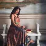 Anveshi Jain Instagram - I love a silent story that goes around without being told or bragged about.. you see it in someone eyes or in their excitement when they do something that they loved doing but couldn’t make it their professions due to circumstances .. you see it when they speak about their doings in past tenses as if they believe nothing can ever change for them now .. Main @kvrao411 ji se mili jo ki ek wonderful job main hai and the entire Falaknuma palace speaks about him with great regards that Rao sahab ko sare shooting angles pata hai , unse photos click karana . dekhiye pics ..lagta to nahi ki inki sirf framing acchi hai , inka Photography ke liye pyaar alag hi dikha mujhe to socha aapse bhi share karu ki kaam chahe jo bhi aap karein lekin kehte hai na - “ Jaha Chah , waha rah! “ kahi bhi rehke , hum kuch bhi kar sakte hai aur kabhi bhi miracles ho sakte hai ! Taj Falaknuma Palace, Hyderabad
