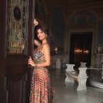 Anveshi Jain Instagram - I love a silent story that goes around without being told or bragged about.. you see it in someone eyes or in their excitement when they do something that they loved doing but couldn’t make it their professions due to circumstances .. you see it when they speak about their doings in past tenses as if they believe nothing can ever change for them now .. Main @kvrao411 ji se mili jo ki ek wonderful job main hai and the entire Falaknuma palace speaks about him with great regards that Rao sahab ko sare shooting angles pata hai , unse photos click karana . dekhiye pics ..lagta to nahi ki inki sirf framing acchi hai , inka Photography ke liye pyaar alag hi dikha mujhe to socha aapse bhi share karu ki kaam chahe jo bhi aap karein lekin kehte hai na - “ Jaha Chah , waha rah! “ kahi bhi rehke , hum kuch bhi kar sakte hai aur kabhi bhi miracles ho sakte hai ! Taj Falaknuma Palace, Hyderabad