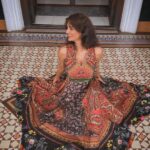 Anveshi Jain Instagram - I love a silent story that goes around without being told or bragged about.. you see it in someone eyes or in their excitement when they do something that they loved doing but couldn’t make it their professions due to circumstances .. you see it when they speak about their doings in past tenses as if they believe nothing can ever change for them now .. Main @kvrao411 ji se mili jo ki ek wonderful job main hai and the entire Falaknuma palace speaks about him with great regards that Rao sahab ko sare shooting angles pata hai , unse photos click karana . dekhiye pics ..lagta to nahi ki inki sirf framing acchi hai , inka Photography ke liye pyaar alag hi dikha mujhe to socha aapse bhi share karu ki kaam chahe jo bhi aap karein lekin kehte hai na - “ Jaha Chah , waha rah! “ kahi bhi rehke , hum kuch bhi kar sakte hai aur kabhi bhi miracles ho sakte hai ! Taj Falaknuma Palace, Hyderabad