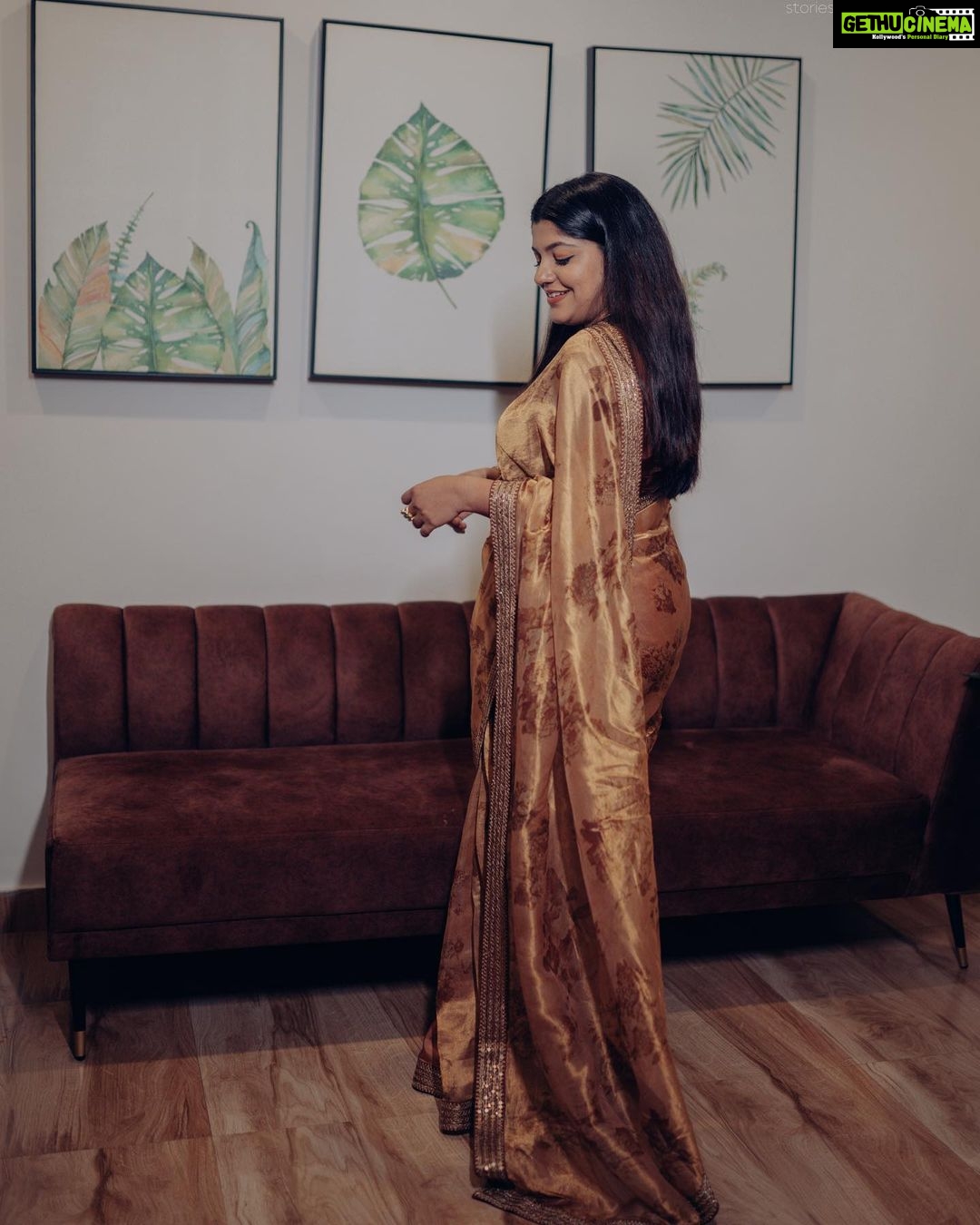 Aparna Balamurali Instagram - Happy New Year 🥂 Thanking 2022 with all my heart ! What a journey it has been ❤️ Saree: @shemyofficial Accessories: @meralda.jewels MUAH: @fine_line_makeupartist Shot by: @soullens.wedding @faraz_soul.lens #2023