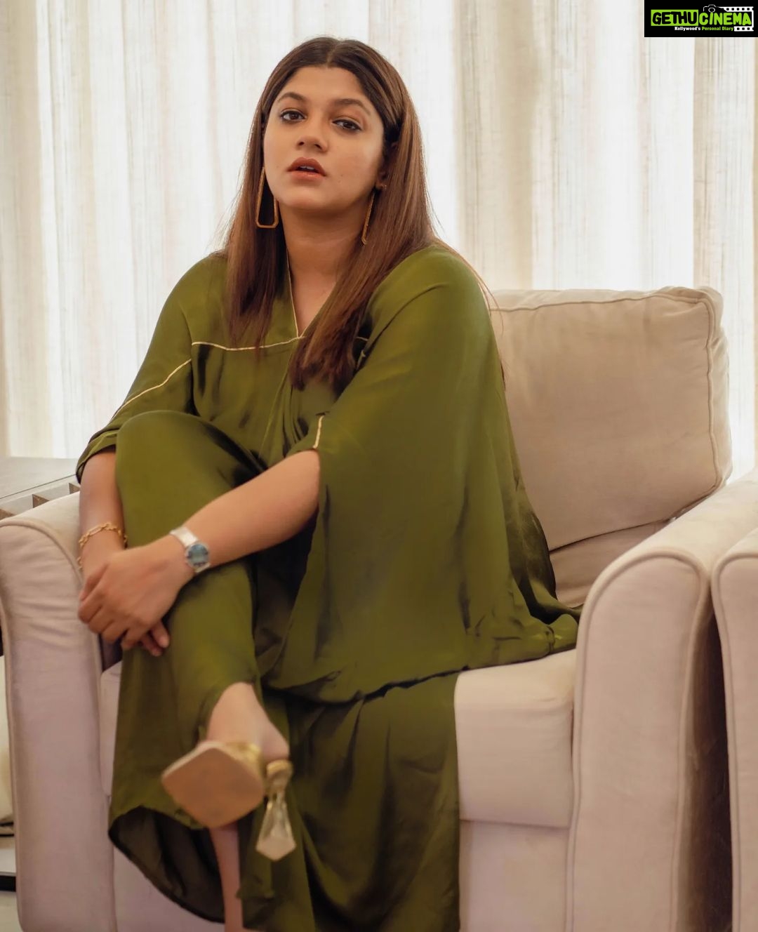 Aparna Balamurali Instagram - aankhon pe mohabbat likh de . gorgeous:@aparna.balamurali ππ Clicked by: @pournami_mukesh_photography . Outfit and jewellery:@saltstudio . #aparnabalamurali #green #greendress #greenkaftan #elegance #elegantoutfit #gorgeous #ethnic #indowestern #dress #zohrajewellery #earrings #instagood #instadaily #insta #explorepage #explore #beauty