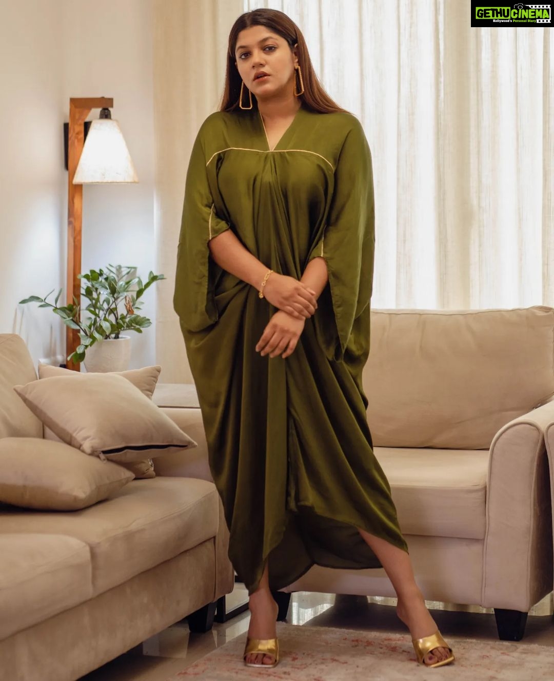 Aparna Balamurali Instagram - aankhon pe mohabbat likh de . gorgeous:@aparna.balamurali ππ Clicked by: @pournami_mukesh_photography . Outfit and jewellery:@saltstudio . #aparnabalamurali #green #greendress #greenkaftan #elegance #elegantoutfit #gorgeous #ethnic #indowestern #dress #zohrajewellery #earrings #instagood #instadaily #insta #explorepage #explore #beauty