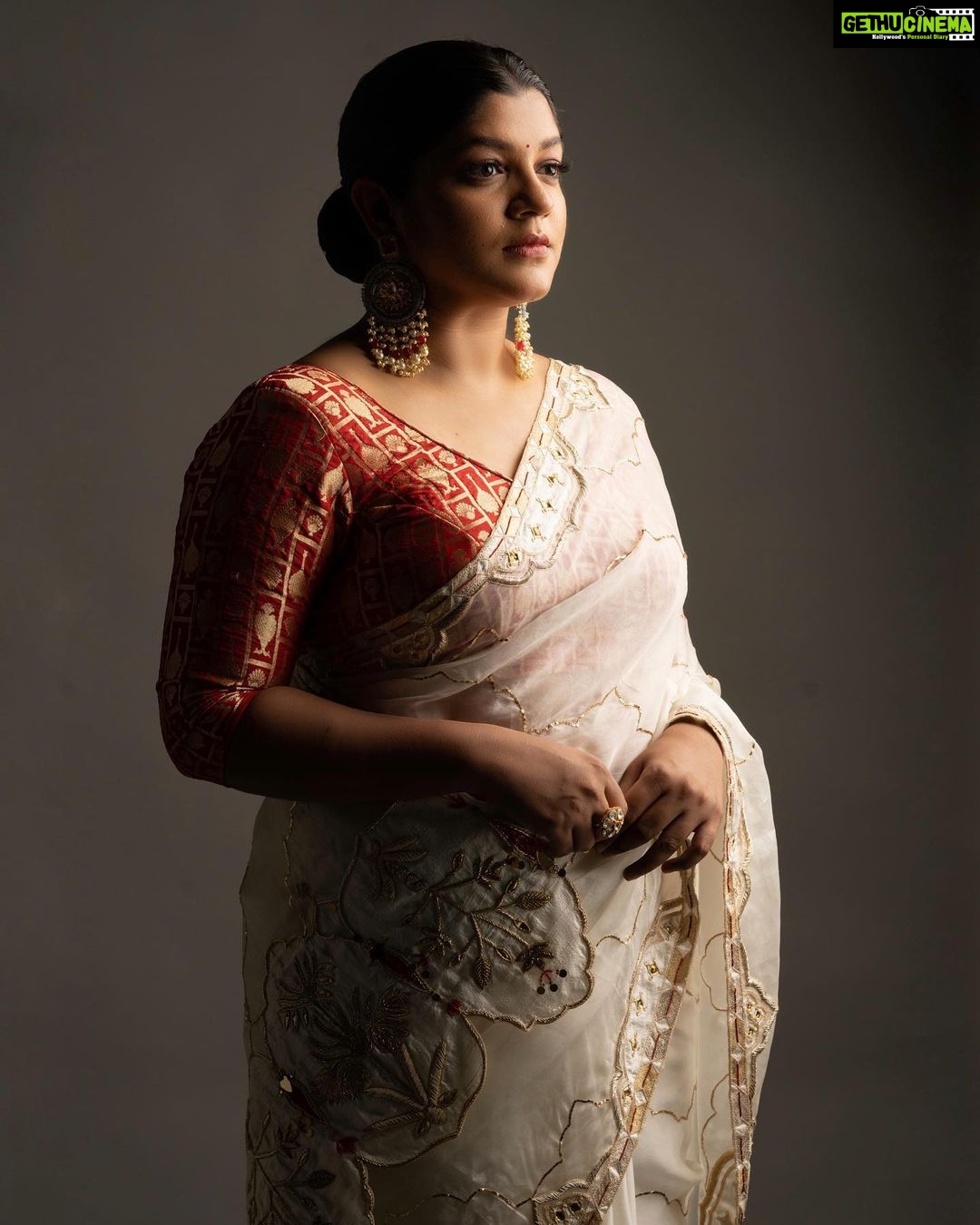Aparna Balamurali Instagram - Stylist : @stylingbyafsheenshajahan Shot by : @_pixel.ninja_ @pournami_mukesh_photography Hair & Make-Up : @aishwaryakarayilofficial Wearing : @piadeeksh Jewellery : @pureallure.in Assistant Stylist : @_aleenaraju Saree Drapist : @kp_thesareedrapist Studio : @thehouseofloc