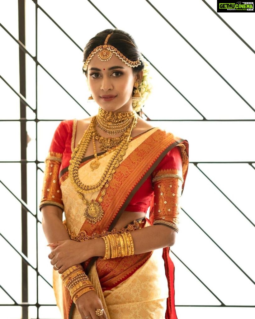 Aparna Vinod Instagram - Mangalyam♥️ #wedding #kalyanam #weddingphoto #aparna #aparnavinodwedding #aparnavinodweddingphotos #aparnamarriage #married #engaged #calicut #kerala #keralawedding #hindubride #bridalmakeup #bridallook #keralabride #kanchipuram #actor #actress #malayalamactress #tamilactress #tamil #hinduwedding #traditionalwear #lover #husband #valentine #valentineday Calicut