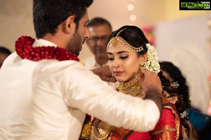 Aparna Vinod Instagram - ♥️Mangalyam We seek your love and blessings on our new beginning 🙏🏼✨ #wedding #kalyanam #weddingphoto #aparna #aparnavinodwedding #aparnavinodweddingphotos #aparnamarriage #married #engaged #calicut #kerala #keralawedding #hindubride #actor #actress #malayalamactress #tamilactress bridalmakeup #bridallook #keralabride #kanchipuram #hinduwedding #traditionalwear #lover #husband #malayali Calicut, India