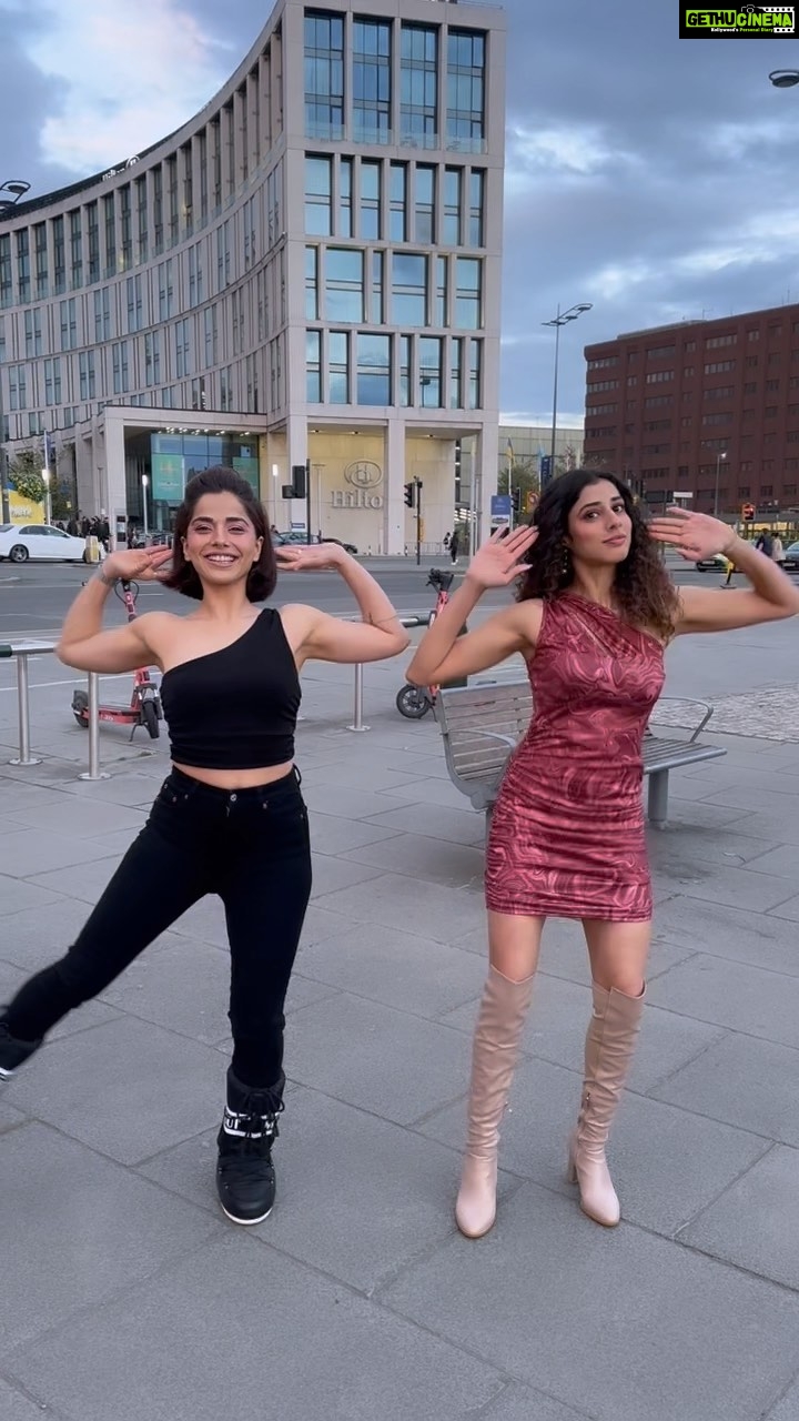 Aparnaa Bajpai Instagram - 𝑔𝒾𝓇𝓁𝓈 𝒹𝒶𝓎 𝑜𝓊𝓉 𝓈𝓁𝒶𝓎𝒾𝓃𝑔💜🪩🥂💃 #dancereels #tumtum #trendingreels #happygirls #pretty #girls #in #liverpool #uk #dancechallenge #dancevideo #funnyreels #jasminbajwa