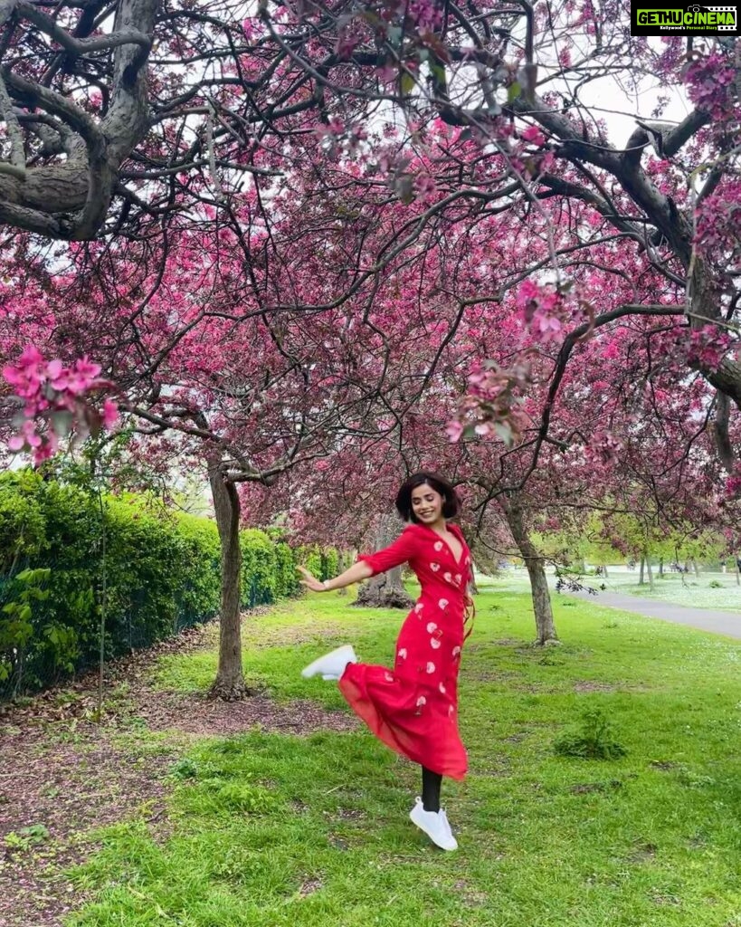 Aparnaa Bajpai Instagram - 🌺🌺🌺 London, United Kingdom