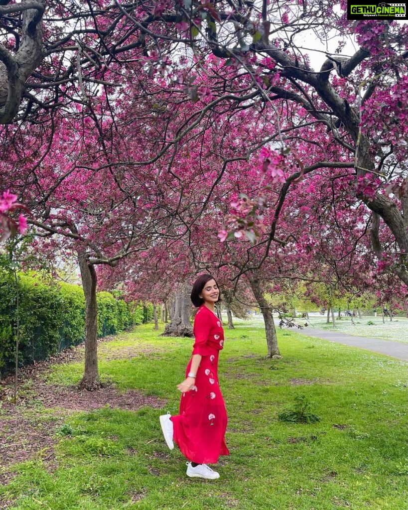 Aparnaa Bajpai Instagram - 🌺🌺🌺 London, United Kingdom