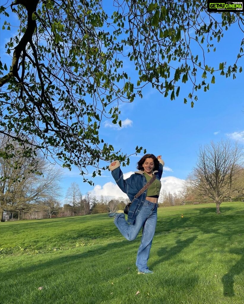 Aparnaa Bajpai Instagram - When you realize you have a park next to your house🚶‍♀👣 London, United Kingdom