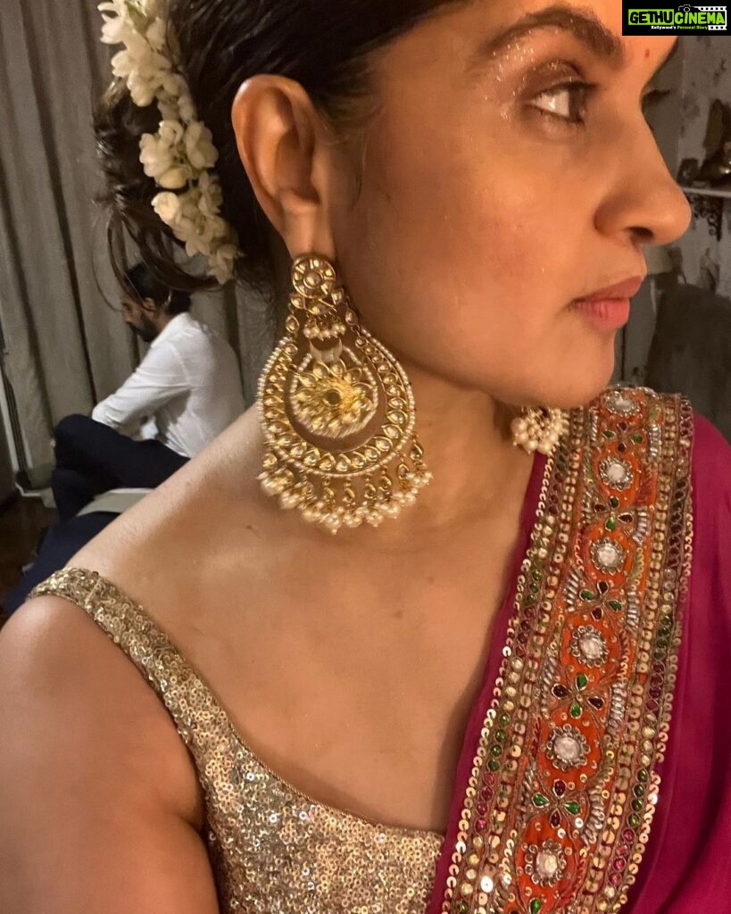 Archana Instagram - A saree I wore 18 years ago for my brother’s wedding & these gorgeous Jhumkas” from @azotiique my first oily look for a wedding 🤪🤪🤪 sorry to all who were averse to my hair oil smell .. but I did put kerestase Ka serum on top of it … what do actors do … I really wanna know 😬😬😬 Rani #pink just is the THINGGGG