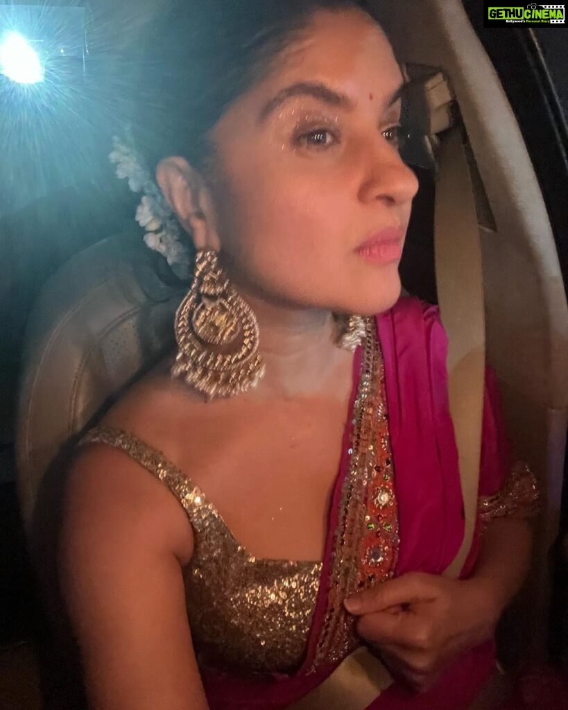 Archana Instagram - A saree I wore 18 years ago for my brother’s wedding & these gorgeous Jhumkas” from @azotiique my first oily look for a wedding 🤪🤪🤪 sorry to all who were averse to my hair oil smell .. but I did put kerestase Ka serum on top of it … what do actors do … I really wanna know 😬😬😬 Rani #pink just is the THINGGGG