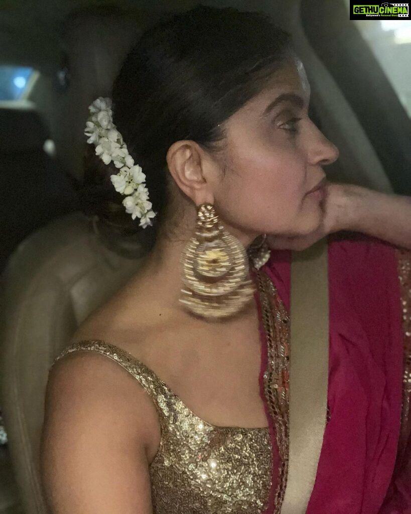 Archana Instagram - A saree I wore 18 years ago for my brother’s wedding & these gorgeous Jhumkas” from @azotiique my first oily look for a wedding 🤪🤪🤪 sorry to all who were averse to my hair oil smell .. but I did put kerestase Ka serum on top of it … what do actors do … I really wanna know 😬😬😬 Rani #pink just is the THINGGGG