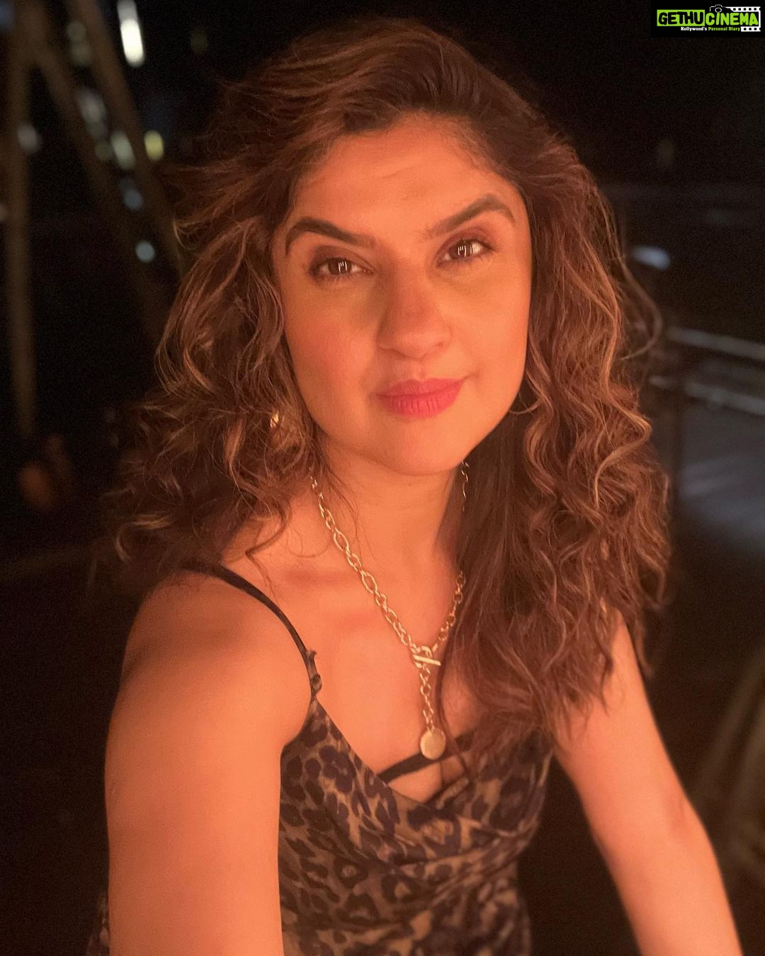 Archana Instagram - Watch me in a blink & miss presence in #saasbahuflamingo haha @homster is a fabbbbb entertainer off camera when u follow his VERY UNIQUE CREATIVE INSTA stories & get a peek into his crazies on an everyday basis … but kn set he is #buddha one with his craft! #peddlar role that I just can’t relate to haha but I guess the arched eyebrow must have done it … watch on @disneyplushotstar Here plz don’t miss the last of the shoot day dump … something an rj would hate to hear & on shoot it’s shouted out a zillion TIMES! . . . #india #mumbai #worli #atria #mall #clubbing #club #ott #series #homiadajania #fun #shooting #bts #actorslife #loveit #clubbingnight