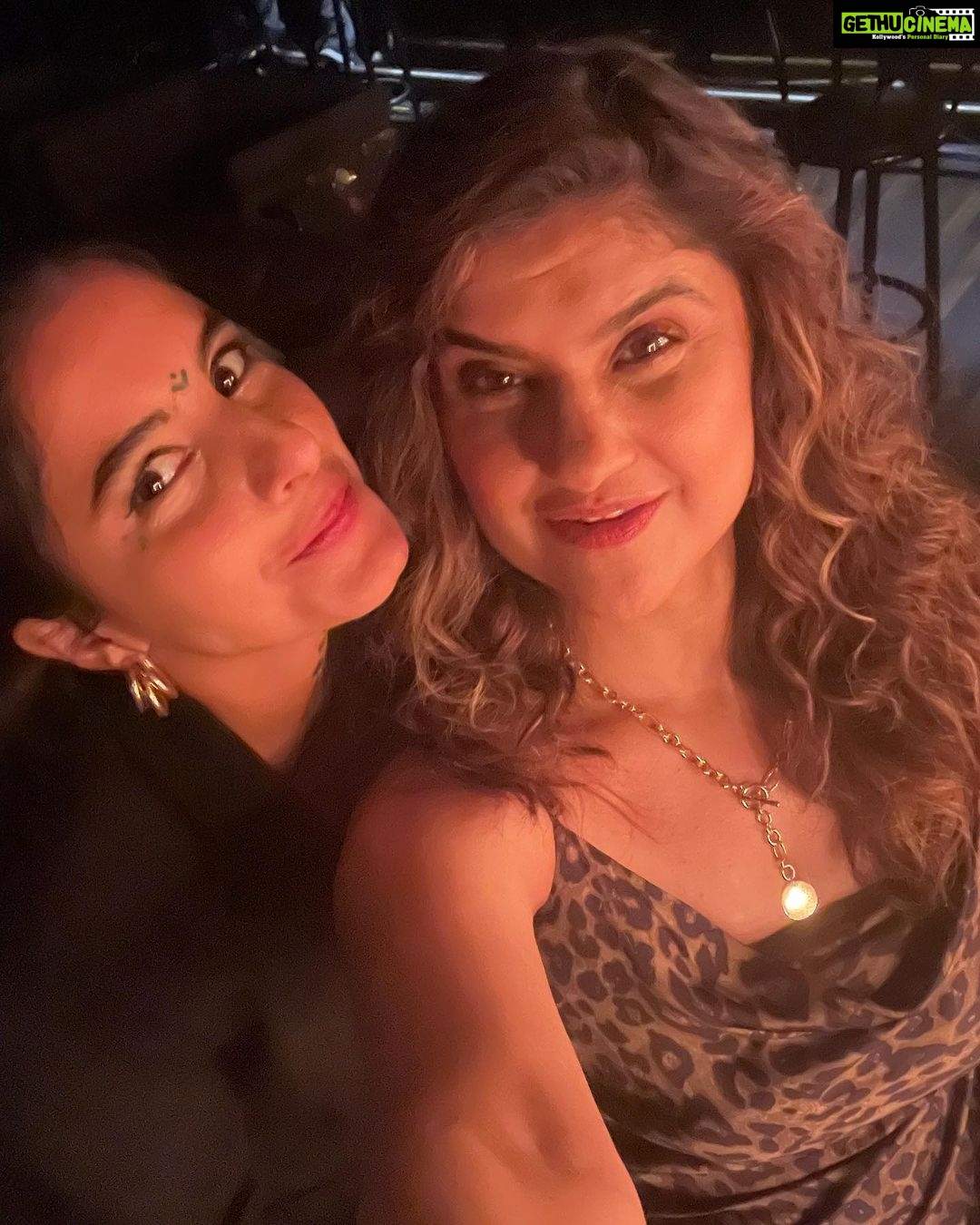 Archana Instagram - Watch me in a blink & miss presence in #saasbahuflamingo haha @homster is a fabbbbb entertainer off camera when u follow his VERY UNIQUE CREATIVE INSTA stories & get a peek into his crazies on an everyday basis … but kn set he is #buddha one with his craft! #peddlar role that I just can’t relate to haha but I guess the arched eyebrow must have done it … watch on @disneyplushotstar Here plz don’t miss the last of the shoot day dump … something an rj would hate to hear & on shoot it’s shouted out a zillion TIMES! . . . #india #mumbai #worli #atria #mall #clubbing #club #ott #series #homiadajania #fun #shooting #bts #actorslife #loveit #clubbingnight