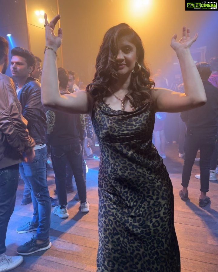 Archana Instagram - Watch me in a blink & miss presence in #saasbahuflamingo haha @homster is a fabbbbb entertainer off camera when u follow his VERY UNIQUE CREATIVE INSTA stories & get a peek into his crazies on an everyday basis … but kn set he is #buddha one with his craft! #peddlar role that I just can’t relate to haha but I guess the arched eyebrow must have done it … watch on @disneyplushotstar Here plz don’t miss the last of the shoot day dump … something an rj would hate to hear & on shoot it’s shouted out a zillion TIMES! . . . #india #mumbai #worli #atria #mall #clubbing #club #ott #series #homiadajania #fun #shooting #bts #actorslife #loveit #clubbingnight