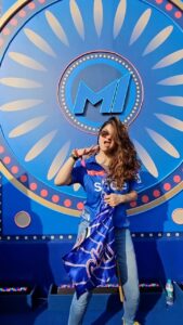 Archana Instagram - What a fantastically EXUBERANT fun match #esaday with other creators at @mumbaiindians creator lounge & the lovely #19k #19000 #girls from NGOs’ who #danced #spreadjoy with their #excitement 💙💙💙💙 & #cheered our team to a fabulous #win :D