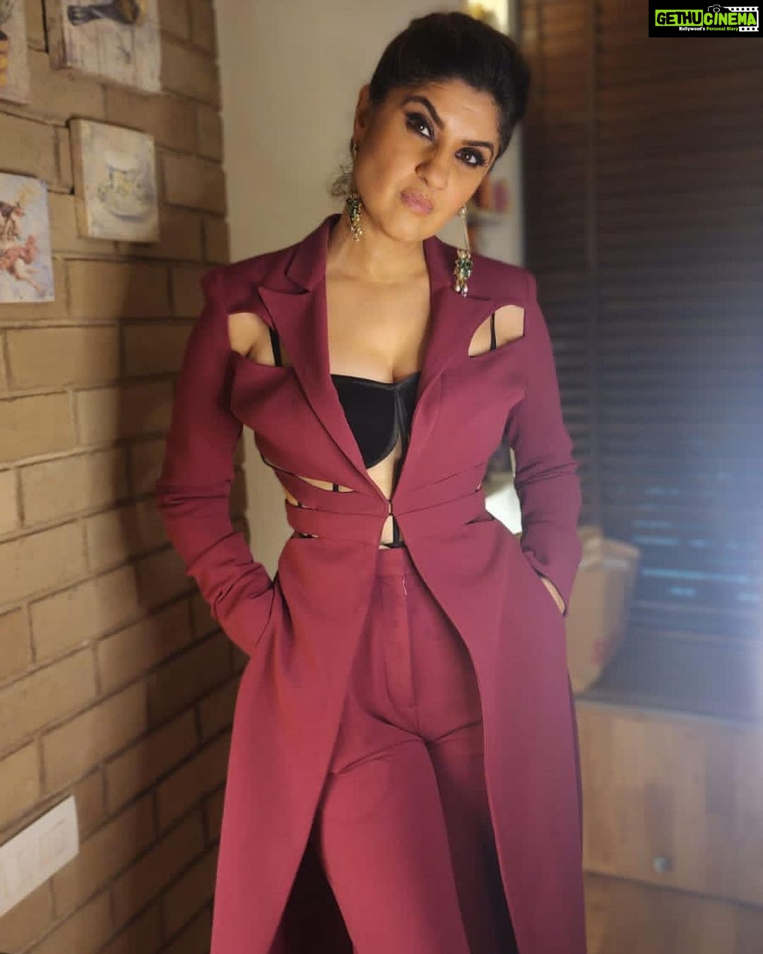 Archana Instagram - Coz On an awards night … make it look like it’s well earned 💯 . . . Outfit @worldofasra MUA @nits__20_hairmakeup1970 Jewellery @azotiique Styled @shobhanarangjewellery 🎥 @akshaysharma1 #events #host #hosting #liveevent #awardsnight #bollywood #ott #tv #actor